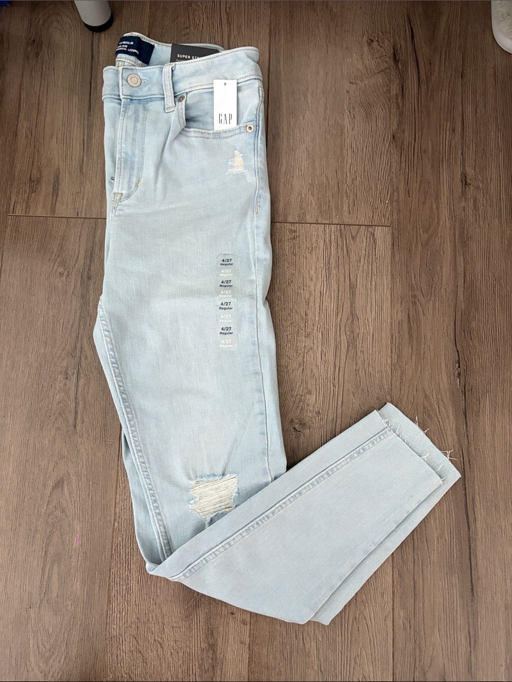 NWT GAP Women's Light Wash Skinny Jeans. Women’s size 4/27
